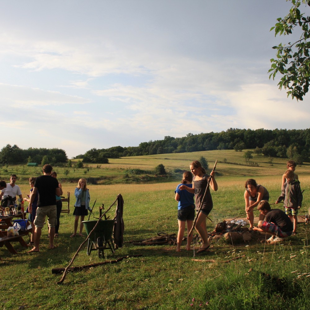 Kampeergasten maken een kampvuur op Farm Camp Lazy Slowakije