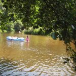 Een Frans riviertje met een rubberbootje erop