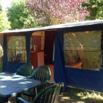 Voortent en tuinmeubilair van een van de glampingaccommodaties op Camping La Chatonnière