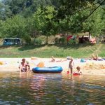 Zwemmeer in de Dordogne met strandje en spelende kinderen