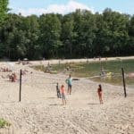 Volleybalveld op het strand bij een recreatieplas in Drenthe