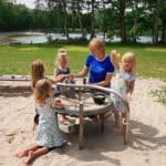 Vijf kinderen spelen samen op Camping de Vledders