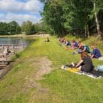 Yoga bij het water op een camping in Drenthe