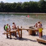 Waterspeelplaats met mensen die aan het spelen zijn bij een kindvriendelijke camping in Drenthe