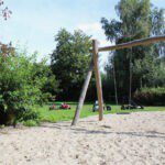 Een speeltuin met schommel en skelters op Natuurkampeerterrein Amstelkade