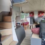 Het interieur van de Engelse bus op een camping aan zee in Zeeland
