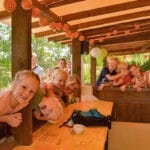 Spelende kinderen op een kindvriendelijke camping in Frankrijk
