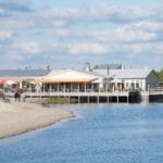 Gebouw met paviljoen aan het water in Flevoland