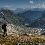 Een wandelaar met rugzak in de bergen van Slovenië