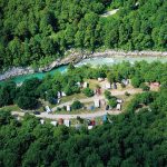 Kamperen aan de oevers van een rivier in Slovenie