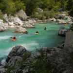Kanoën en raften op een helderblauwe rivier in Slovenië