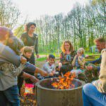 Kampvuur met mensen die marshmallows bakken in Flevoland
