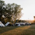 Kampeerveld met meerdere tenten in de Italiaanse regio Le Marche