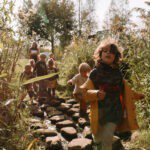 Spelende kinderen op een stenen pad in de natuur van Noord-Holland