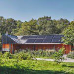 Gebouw met zonnepanelen erop in het bos in Noord-Holland