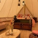 Een bed in een Bell tent op Charme Camping Hartje Groen