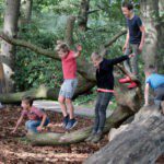 Spelende kinderen in een bos in Noord-Brabant