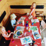 Drie kinderen die aan het knutselen zijn op een camping in Friesland