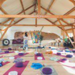 Gezamenlijke ruimte met yogamatten op de grond
