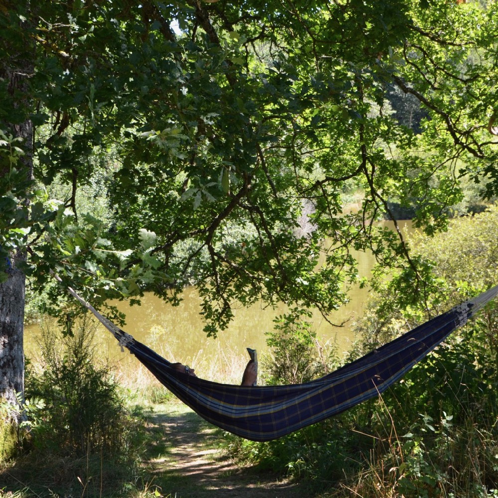 Een hangmat onder de bomen op Camping 3Etangs