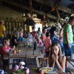 Lange tafels met gasten en kinderen, samen eten en genieten