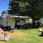 Een Mercedes camper met luifel op een kindvriendelijke camping in Noord-Brabant