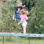 Twee kinderen op een trampoline op Natuurcamping de Joxhorst