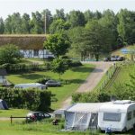 Twee caravans en de receptie van Camp Møns Klint in Denemarken