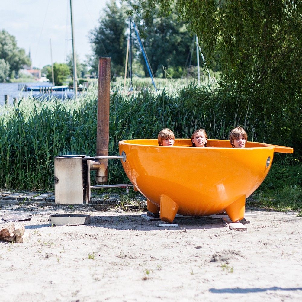 Oranje Dutch tub op een strandje aan een Fries meer bij Watersportcamping Heeg
