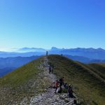 Een groep wandelaars op een heuveltop in het Sibillini gebergte