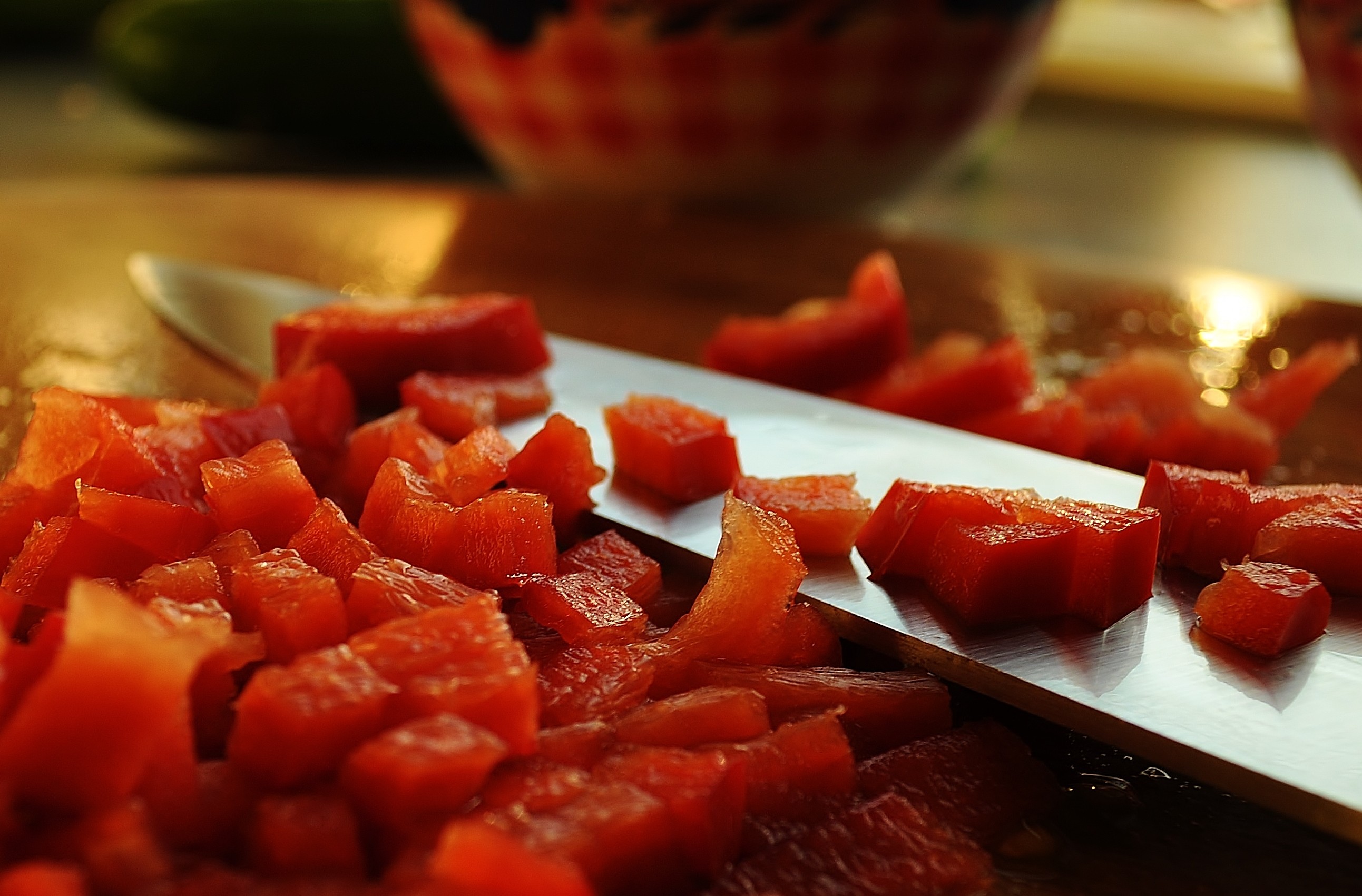 Een koksmes met gesneden paprika