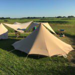 Mooie De Waard tenten met schaduwdoekjes met prachtig weids uitzicht over de Friese groene velden