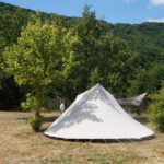 Tent op een kampeerveld met een boom op Camping La Champagne