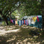 Tent met een waslijn met was onder de bomen op Camping La Champagne