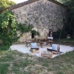 Oud gebouw met picknicktafel en stoelen ervoor in Zuidwest-Frankrijk