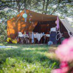 Een ingerichte De Waard tent met luifel op een camping in het Franse natuurgebied Haut Languedoc