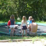 Kinderen op de trampoline op een familiecamping in Frankrijk