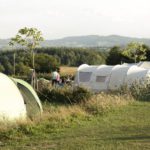 Tenten op een kampeerveld op een natuurcamping in de Franse Bourgogne