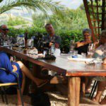 Lange tafel met mensen eraan die wijn drinken op Agriturismo Villa Bussola
