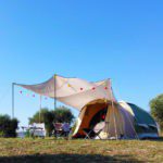 Tent met luifel op een natuurcamping in het oosten van Italië