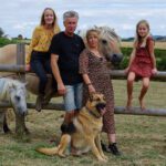 De eigenaren en kinderen en hond en paarden van Le Petit Mont Perroux
