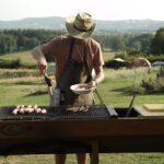 Man aan het barbecueën met op de achtergrond de Franse Bourgogne