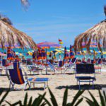 Strand bedjes met parasol op het strand aan de Adriatische zee