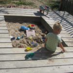 Kind aan het spelen in een zandbak
