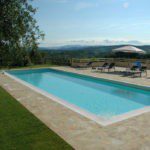 Zwembad met uitzicht op groene heuvels in de Italiaanse regio Toscane