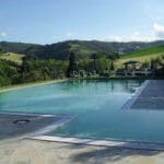Zwembad op een kleine familiecamping in de regio Le Marche