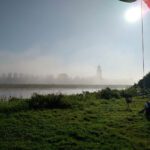 Rivier de IJssel met op de achtergrond Deventer in de mist