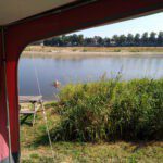Uitzicht vanuit een tent op de rivier de IJssel