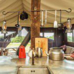Keuken met keukengerei in een safaritent van Boerenbed