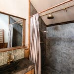 Privé sanitair douche en wastafel in een boomhut